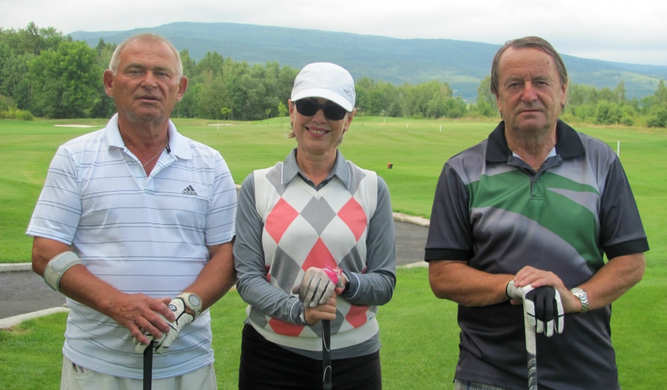 zleva: Vlastík Knapík (několikanásobný finalista), Ludmila Bičovská (vítězka turnaje), Přemysl Bičovský (slovutný fotbalista)